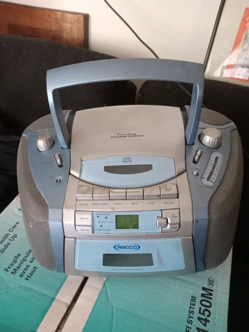 Radio grabadora portátil Recco con CD y cassette