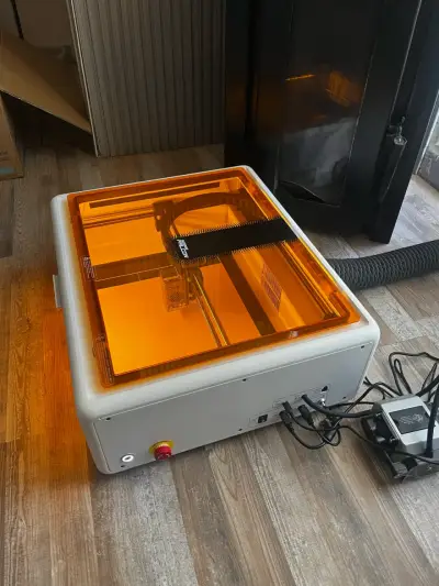 Cortadora láser profesional con cubierta protectora - miniatura 1