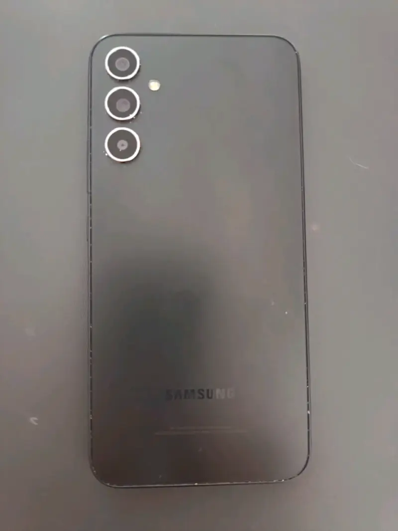 Smartphone Samsung Galaxy con triple cámara - 1