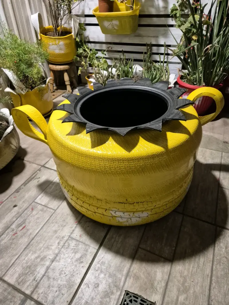 Maceteros reciclados de neumáticos en varios colores - 3