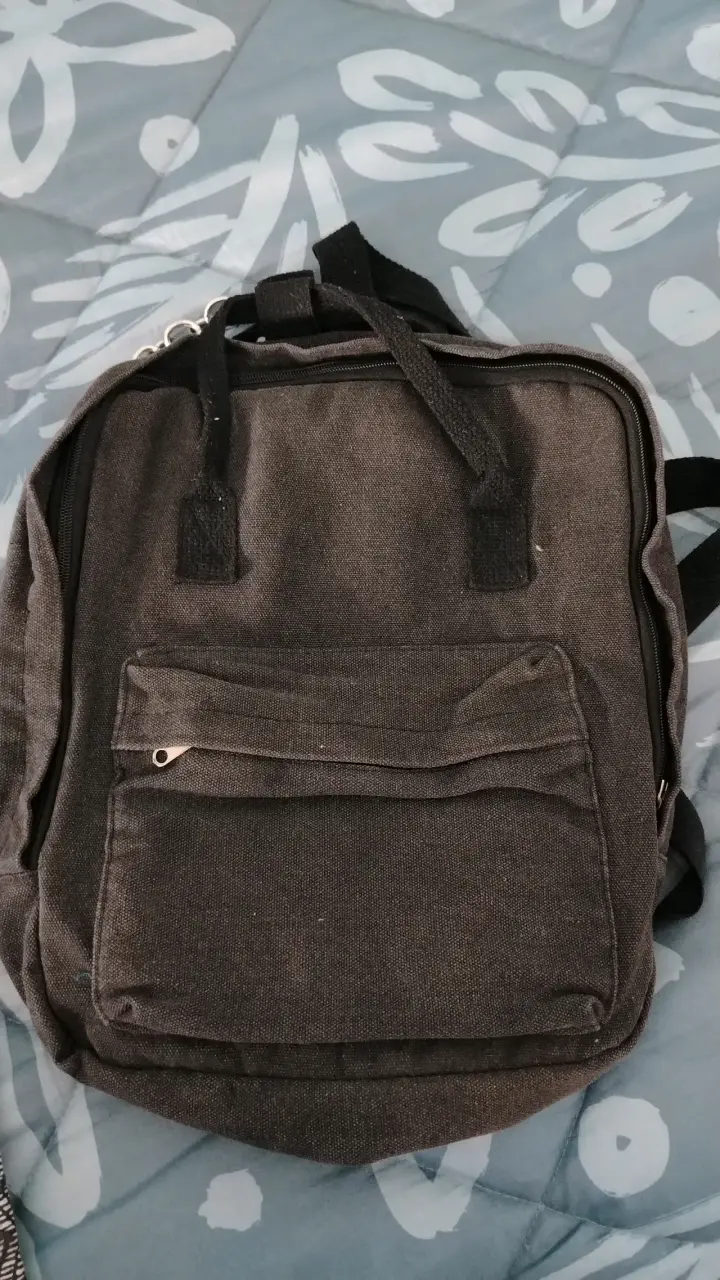 Mochila negra de lona con múltiples compartimentos