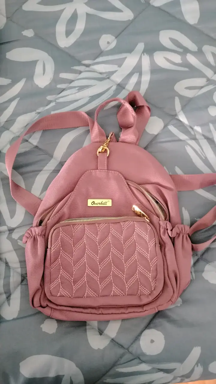 Mochila pequeña rosa Overhill con diseño bordado