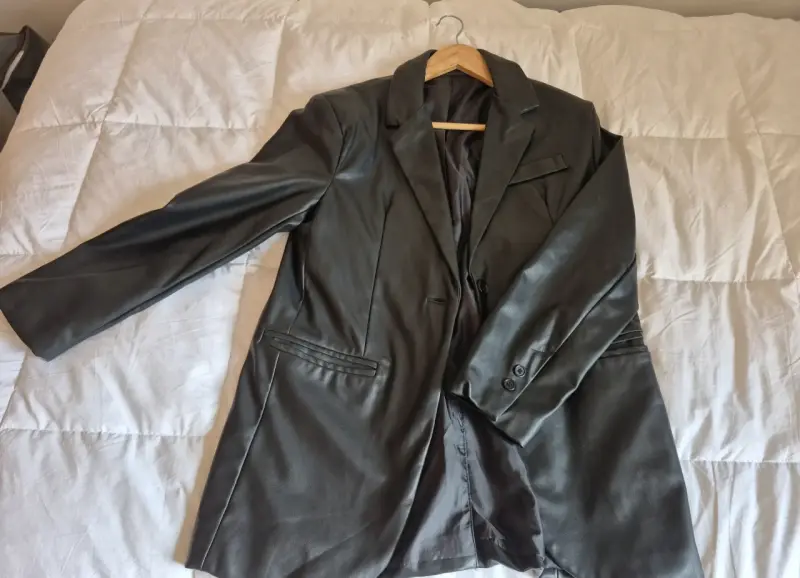 Elegante blazer de cuero negro de mujer - 1