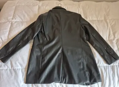 Elegante blazer de cuero negro de mujer - miniatura 2