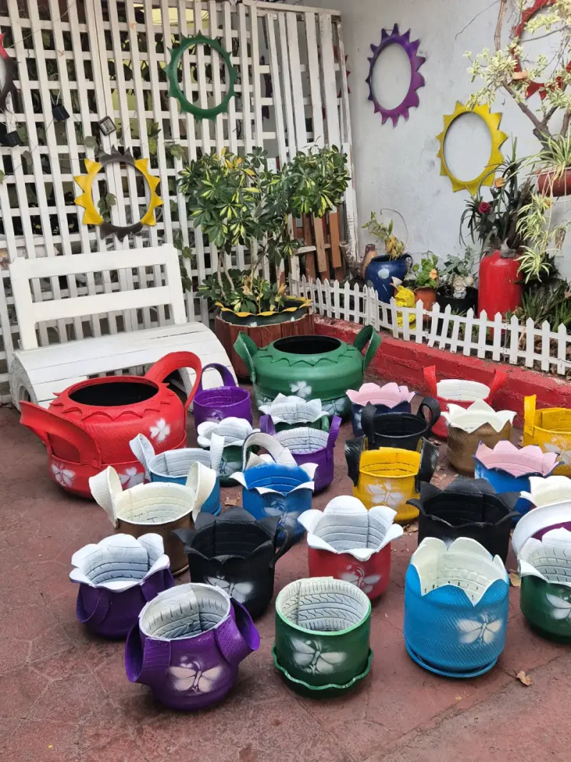 Maceteros reciclados de neumáticos coloridos