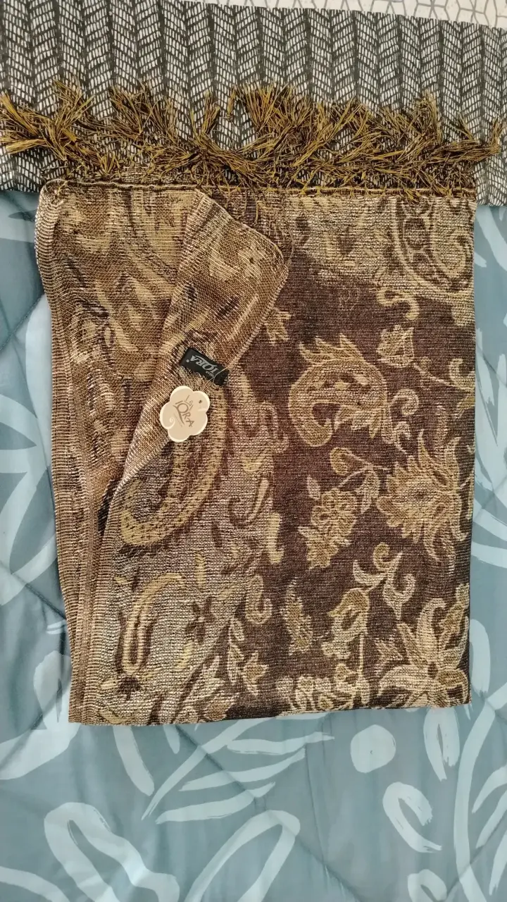 Pañuelo mujer con diseño floral y flecos