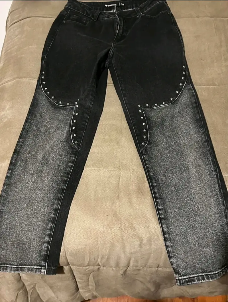 Jeans negros con tachas para mujer - 1
