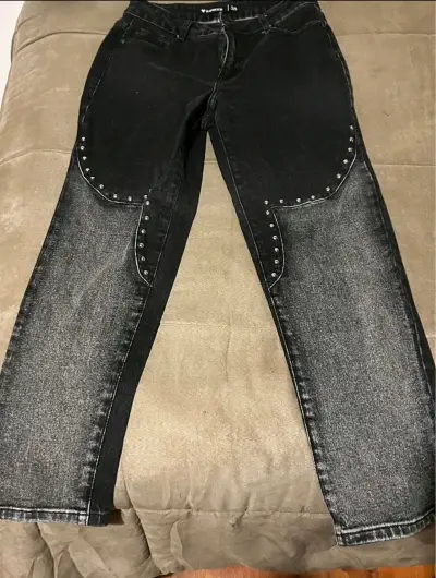 Jeans negros con tachas para mujer - miniatura 1