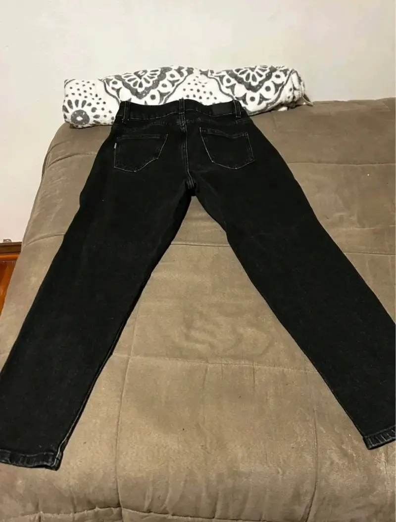 Jeans negros con tachas para mujer - 2