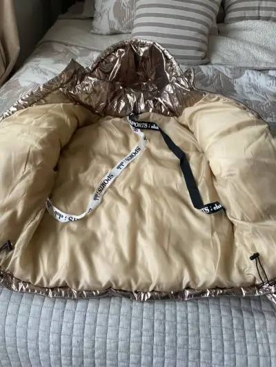 Chaqueta acolchada metálica con capucha - miniatura 2