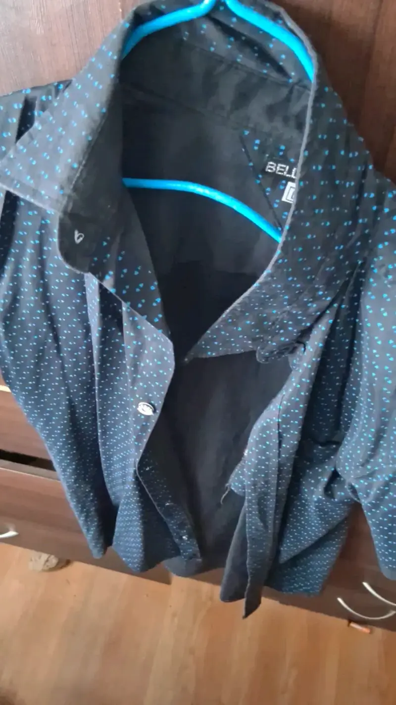 Camisa negra de hombre con diseño de puntos azules - 1
