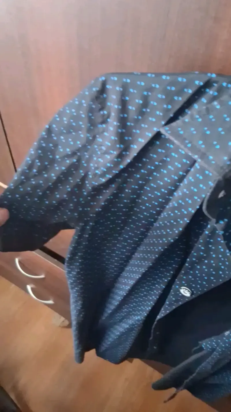 Camisa negra de hombre con diseño de puntos azules - 2