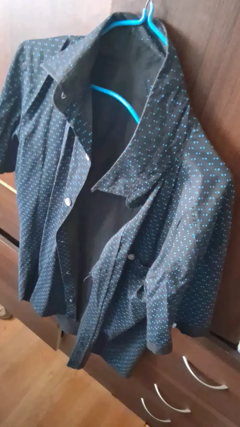 Camisa negra de hombre con diseño de puntos azules - 3
