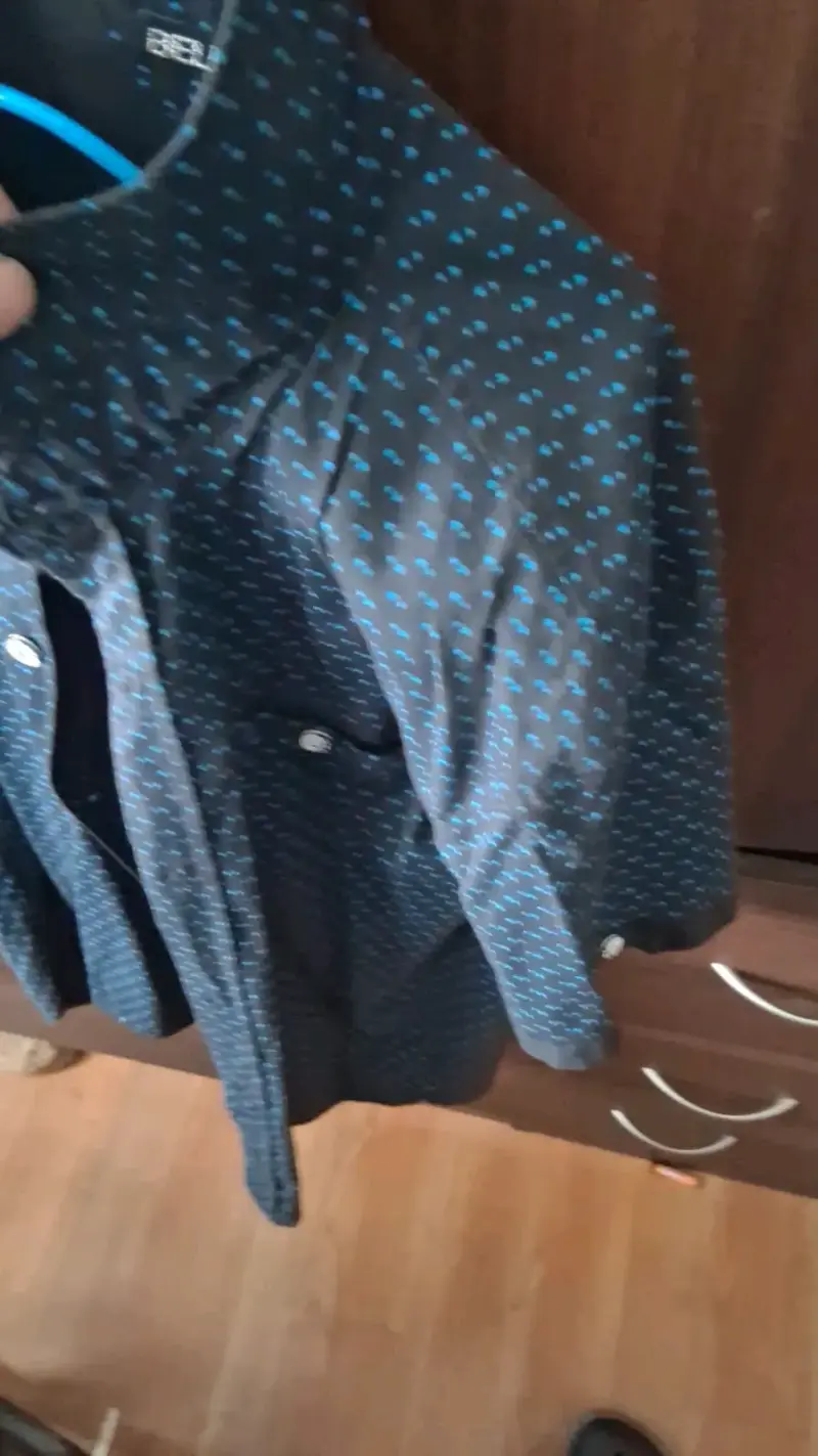 Camisa negra de hombre con diseño de puntos azules - 5
