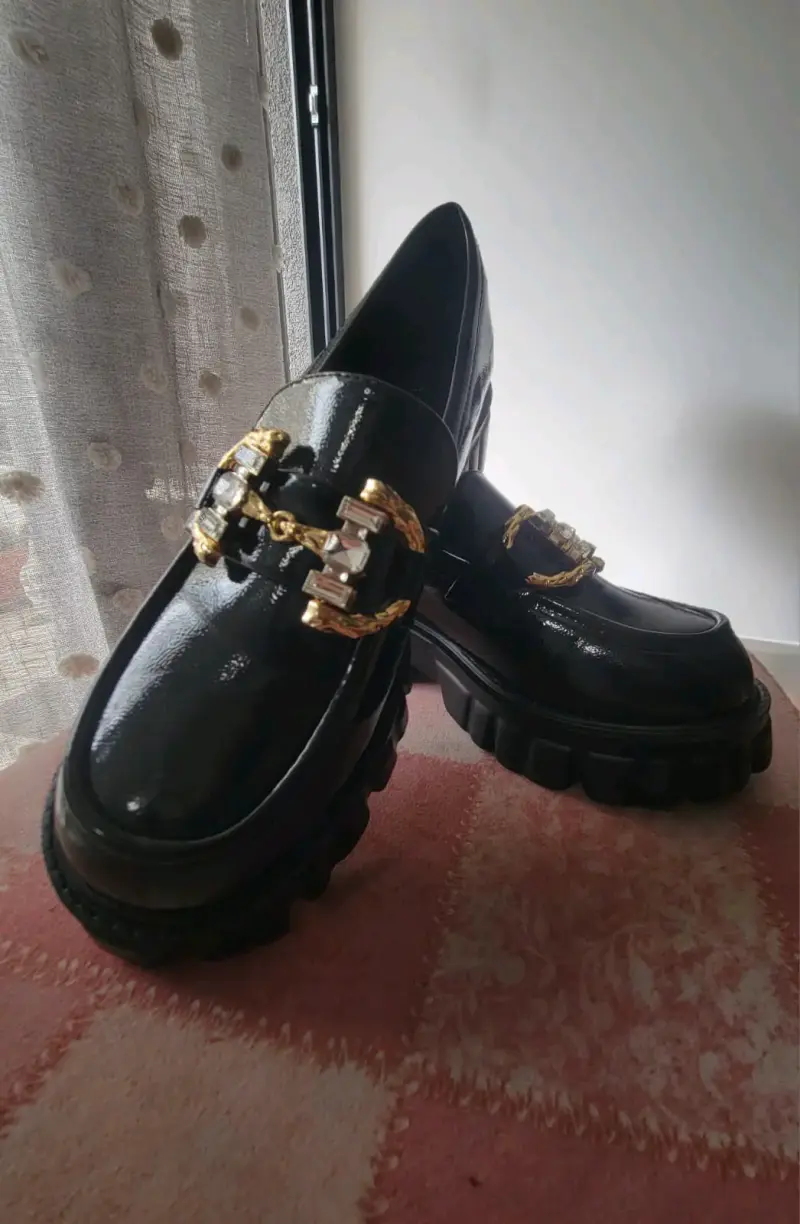 Zapatos de charol negros con adorno dorado - 2