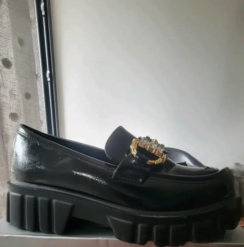 Zapatos de charol negros con adorno dorado - 3