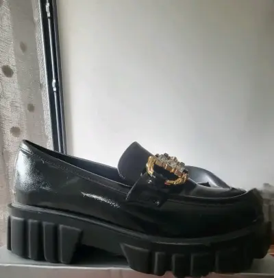 Zapatos de charol negros con adorno dorado - miniatura 3
