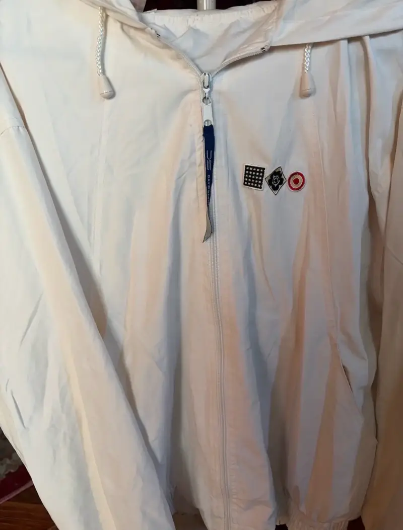 Chaqueta cortaviento blanca con capucha - 1