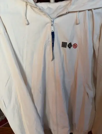 Chaqueta cortaviento blanca con capucha - miniatura 1