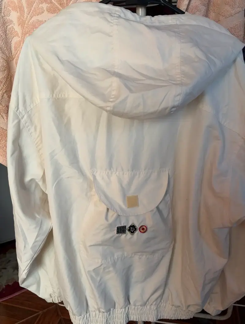 Chaqueta cortaviento blanca con capucha - 3