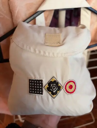 Chaqueta cortaviento blanca con capucha - miniatura 5