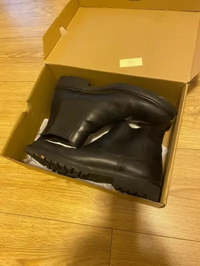 Botas de cuero negro para hombre en buen estado - miniatura 1