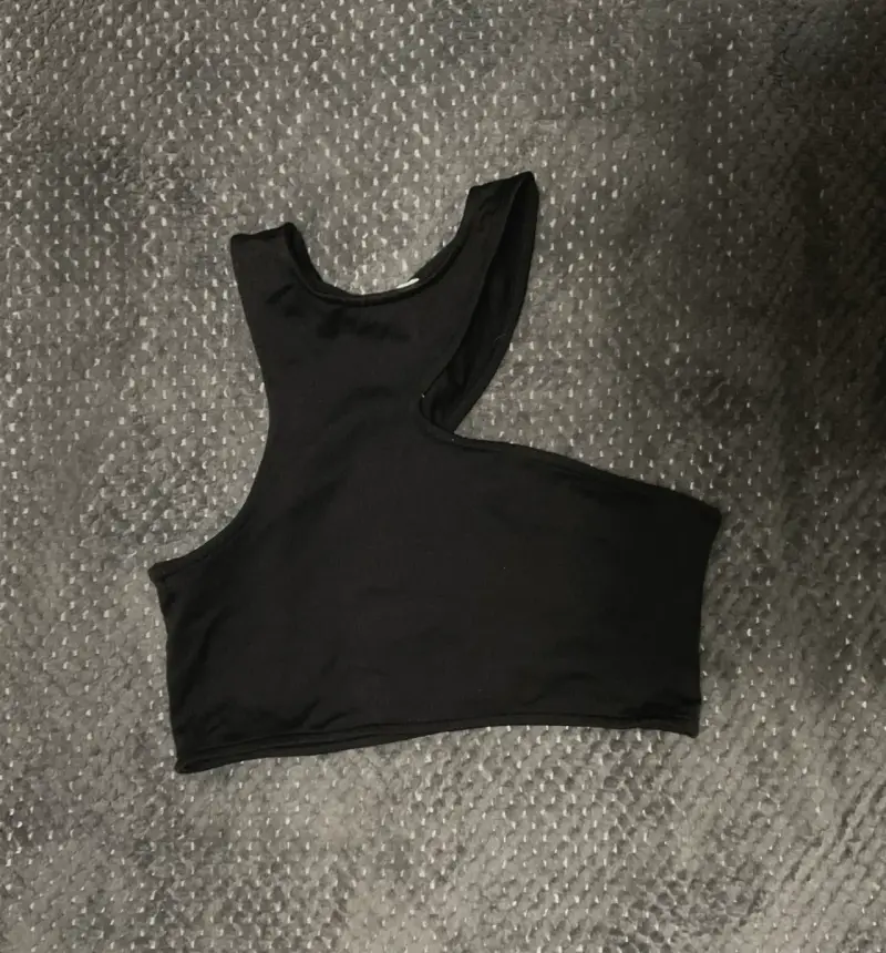 Top negro asimétrico para mujer