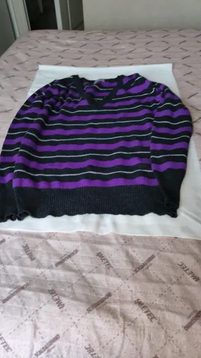 Suéter de rayas negro y morado para mujer - miniatura 1
