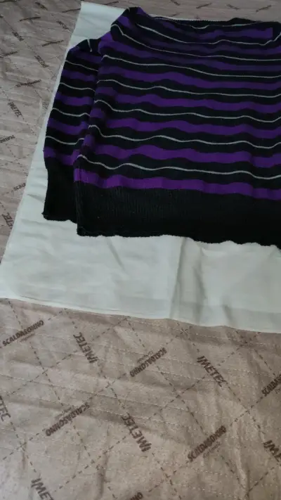 Suéter de rayas negro y morado para mujer - miniatura 2