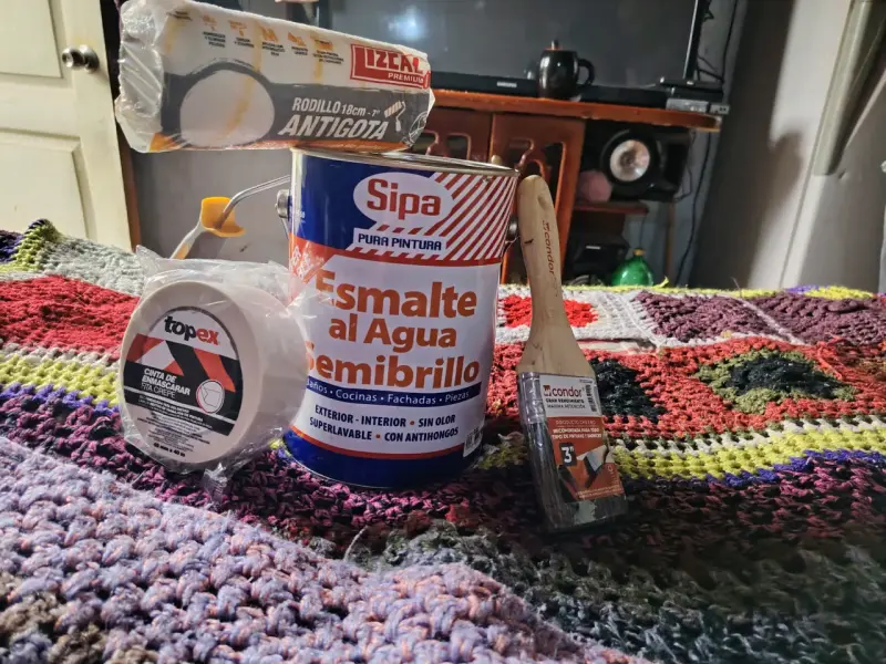 Kit de pintura con esmalte al agua y accesorios