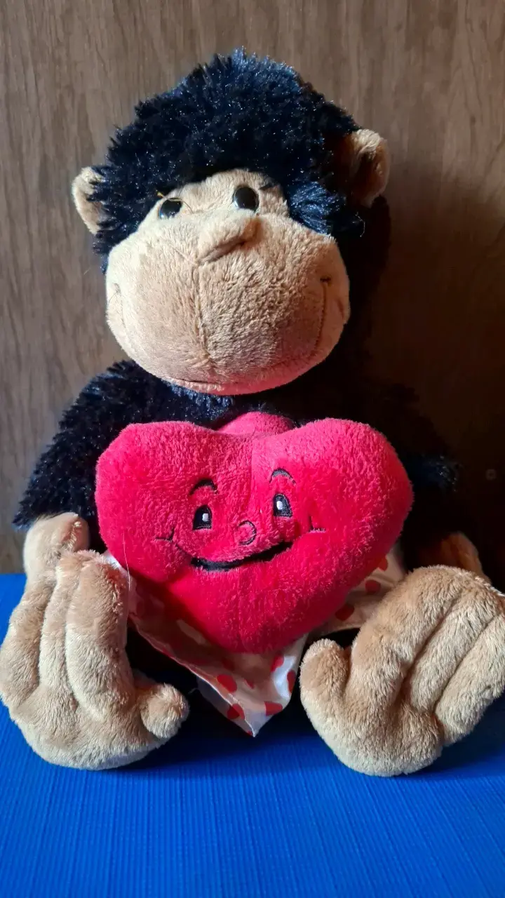 Peluche de mono con corazón rojo