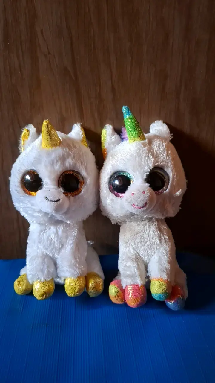 Peluches de unicornios con ojos grandes