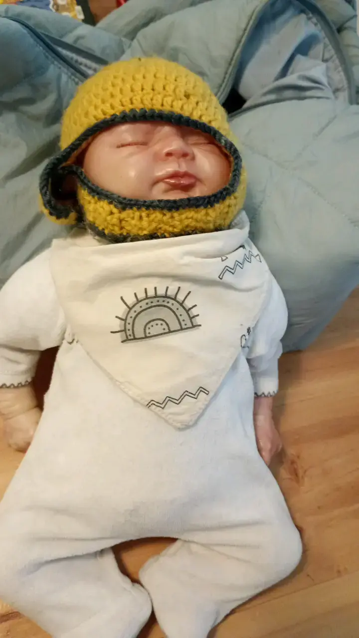 Muñeco bebé realista con gorro tejido - 1