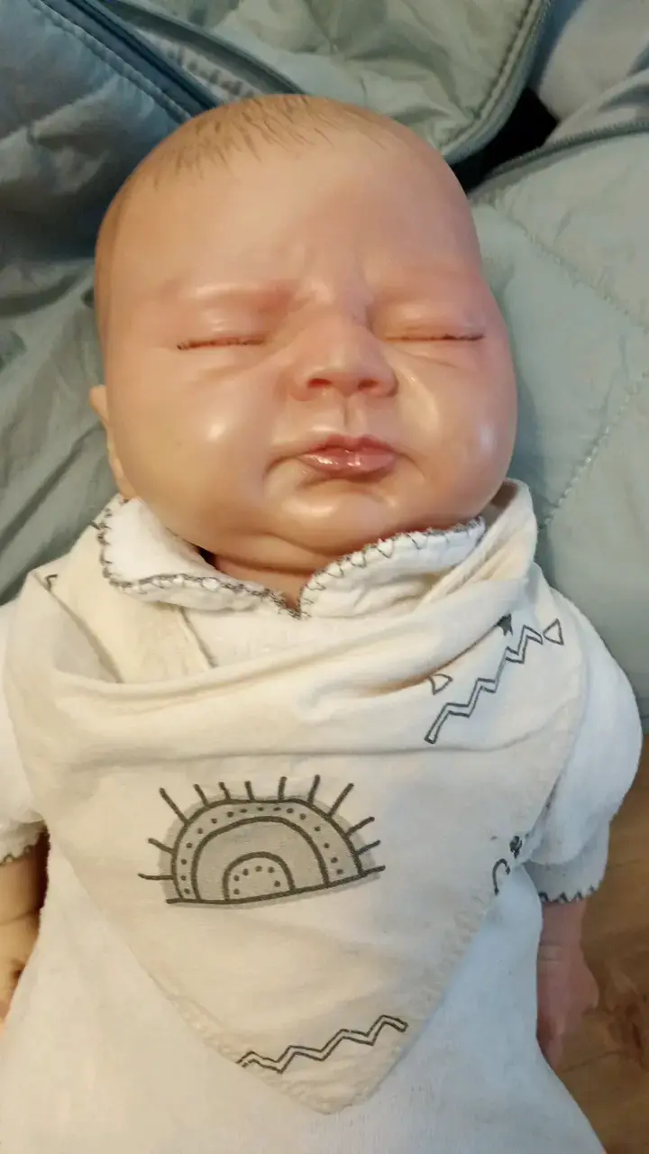 Muñeco bebé realista con gorro tejido - 2