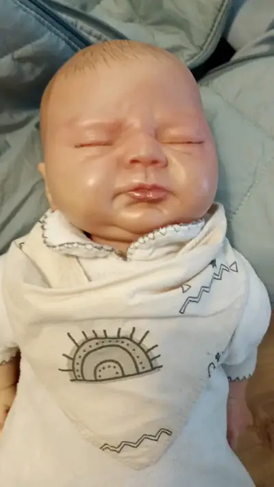 Muñeco bebé realista con gorro tejido - miniatura 2