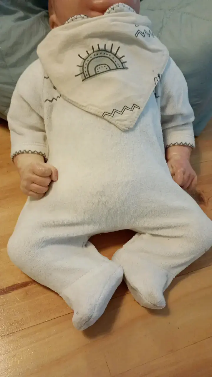 Muñeco bebé realista con gorro tejido - 3