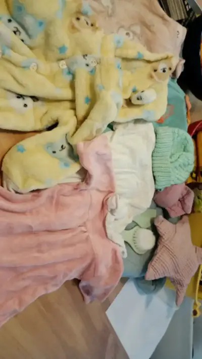 Muñeco bebé realista con gorro tejido - miniatura 4