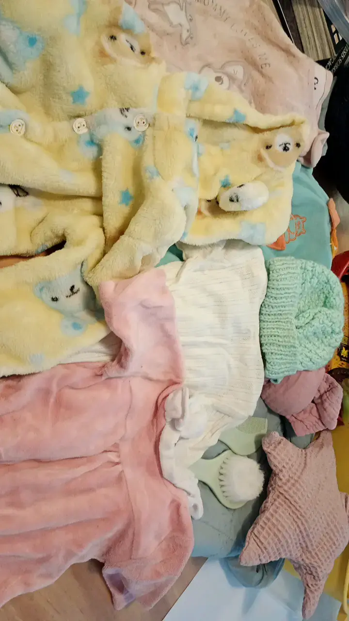 Muñeco bebé realista con gorro tejido - 5