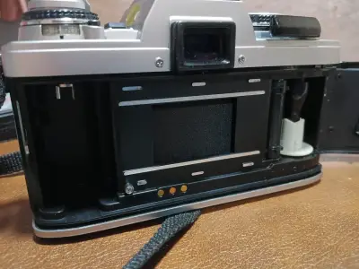 Cámara analógica vintage con cuerpo metálico - miniatura 1