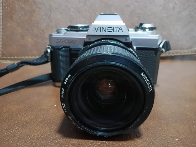 Cámara analógica vintage con cuerpo metálico - 2
