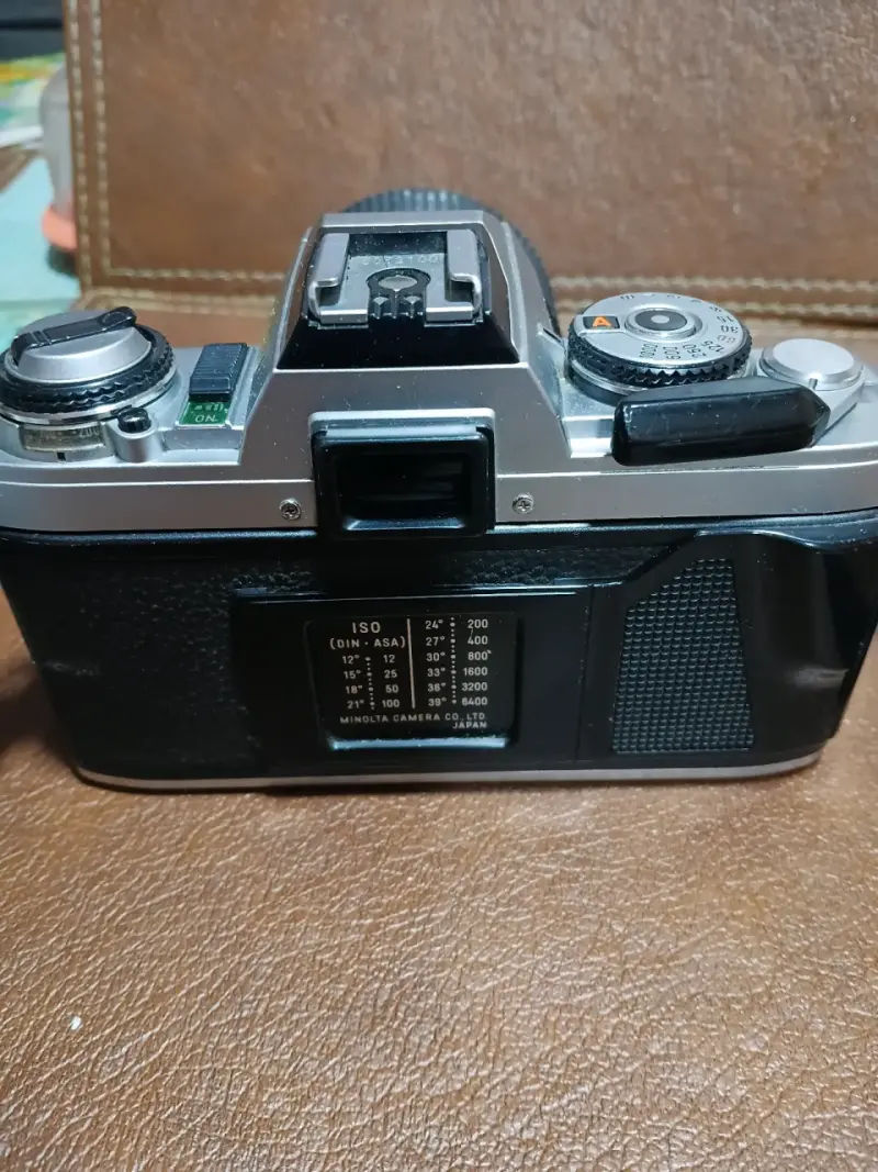 Cámara analógica vintage con cuerpo metálico - 4