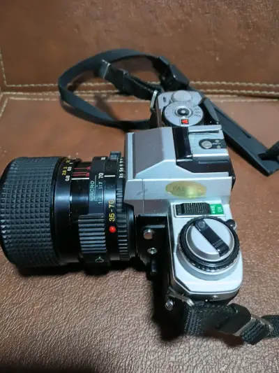 Cámara analógica vintage con cuerpo metálico - miniatura 5