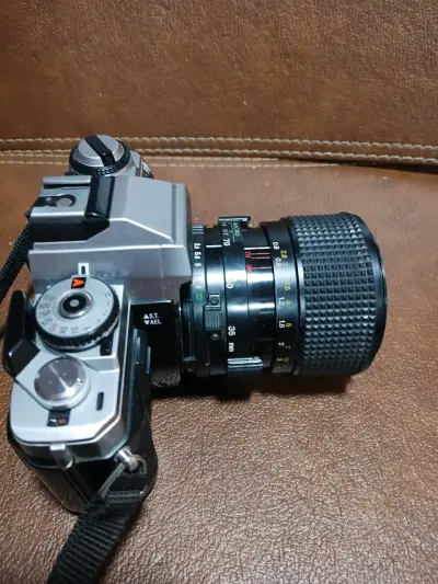 Cámara analógica vintage con cuerpo metálico - miniatura 6