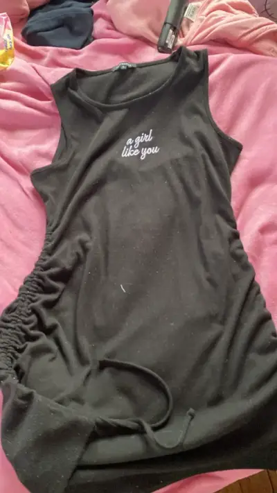 Vestido negro con diseño "a girl like you" - miniatura 1