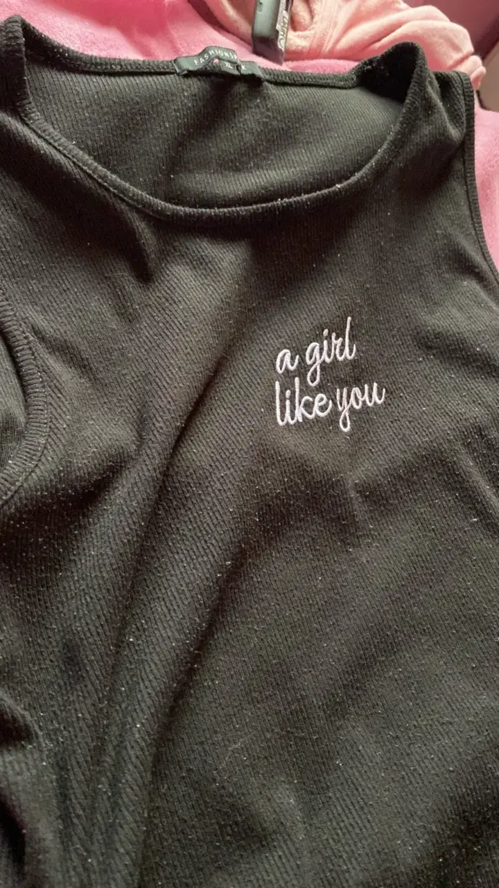 Vestido negro con diseño "a girl like you" - 2