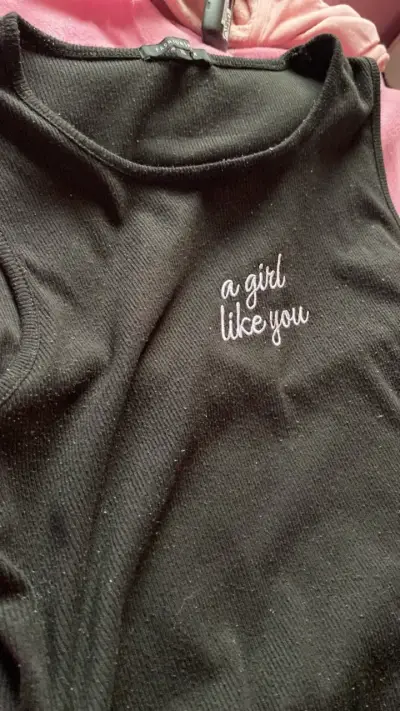 Vestido negro con diseño "a girl like you" - miniatura 2