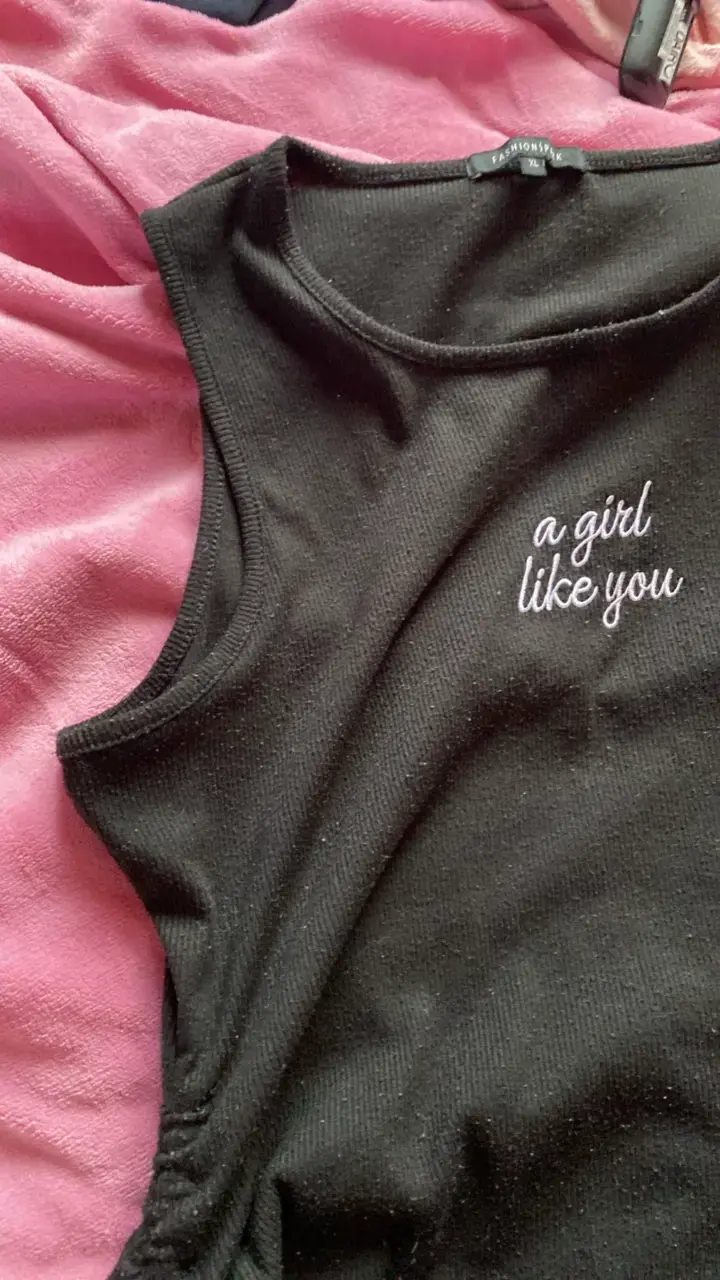 Vestido negro con diseño "a girl like you" - 4