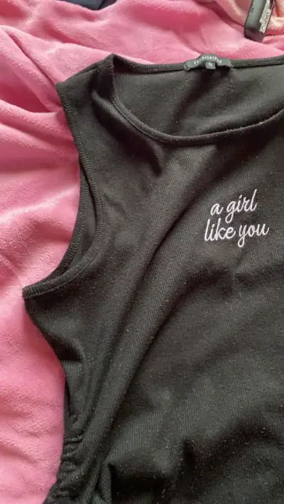 Vestido negro con diseño "a girl like you" - miniatura 4