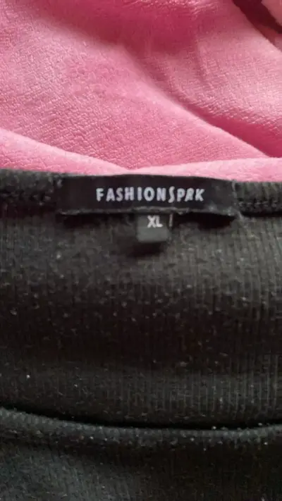 Vestido negro con diseño "a girl like you" - miniatura 5