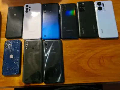 Lote de celulares usados de varias marcas - miniatura 1